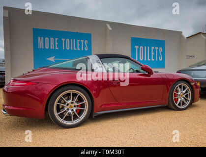 Porsche 911 Targa 4S in der Garde rot bei Prüfung Tag für die 77 Mitgliedstaaten in Goodwood Motor Circuit, Chichester, West Sussex, Großbritannien Stockfoto