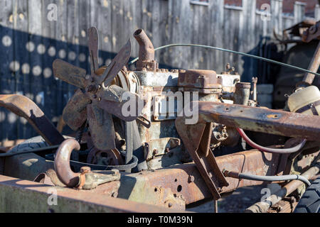 Ein alter Dieselmotor in einem Militärfahrzeug. Alte Exponate im Museum von tecniki. Frühling Saison. Stockfoto