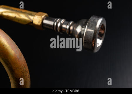 Alte Patina überzogen Trompete auf einen dunklen Tisch. Eine ungenießbare Musikinstrument. Der dunkle Hintergrund. q Stockfoto