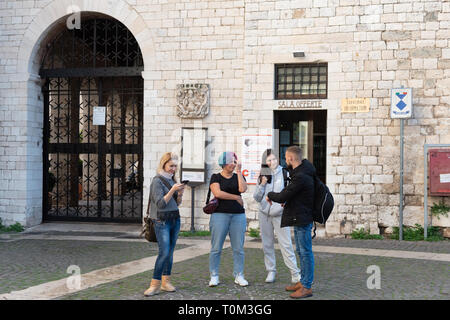 Rom, Italien, 07. November 2018: Touristen an den Italienischen draußen auf der Straße in der historischen Stadt. Stockfoto