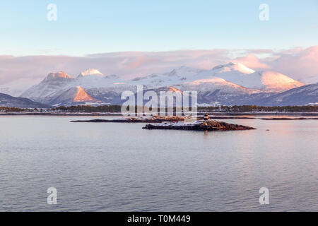 Am frühen Abend Winter Foto, einer der vielen kleinen Licht Häuser auf den kleinen Inseln in den norwegischen Fjorden. Stockfoto