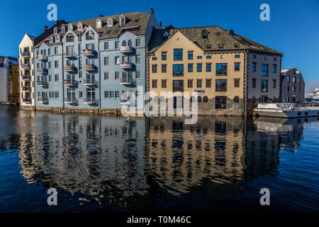 Das Meer Hafen von Alesund, Norwegen. Farbenfrohe Gebäude auf der Seite des Wasser in der Mitte der Stadt. Stockfoto