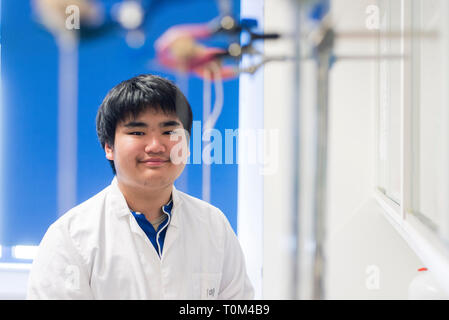 Eine junge Übersee internationale asiatische Studenten in der Wissenschaft Labor durchgeführt, ein Experiment. Stockfoto