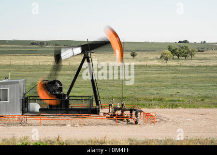 Alberta, Kanada. Pumpjack Öl auf den Prärien im unscharfen Bewegung. Stockfoto