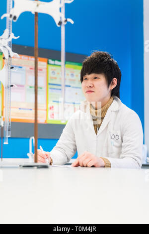 Eine junge Übersee internationale asiatische Studenten in der Wissenschaft Labor durchgeführt, ein Experiment. Stockfoto