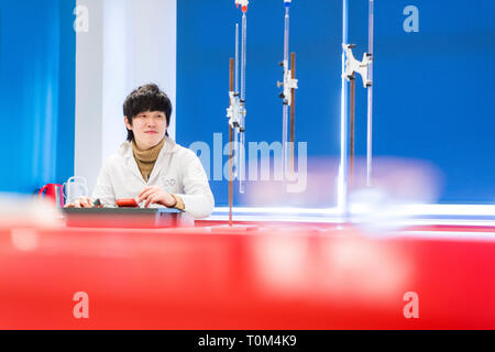 Eine junge Übersee internationale asiatische Studenten in der Wissenschaft Labor durchgeführt, ein Experiment. Stockfoto