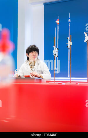 Eine junge Übersee internationale asiatische Studenten in der Wissenschaft Labor durchgeführt, ein Experiment. Stockfoto