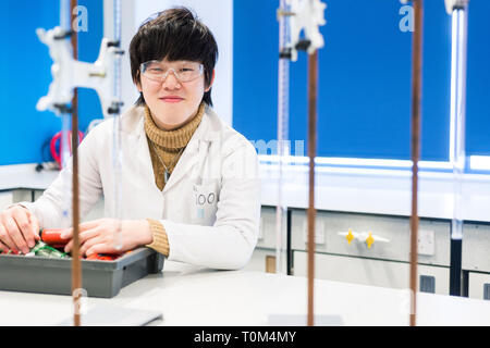 Eine junge Übersee internationale asiatische Studenten in der Wissenschaft Labor durchgeführt, ein Experiment. Stockfoto