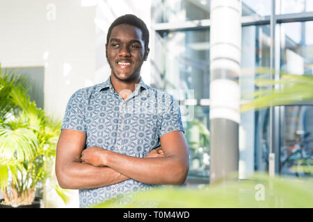 Eine junge Schwarze international student steht in den Fluren auf dem Campus der Hochschule. Stockfoto