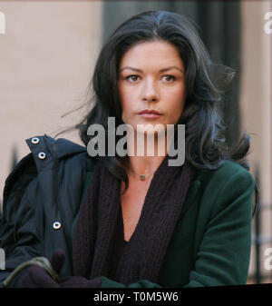 CATHERINE ZETA JONES 03-01-06 DREHARBEITEN FILM STEVE HICKS ' untitled Remake des britischen Films ''MEINERSEITS MARTHA'' AUF W. 21. Foto von John Barrett/PHOTOlink Stockfoto