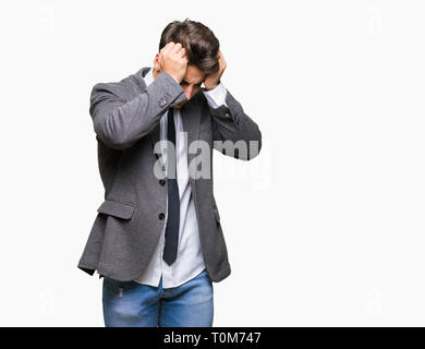 Young Business Mann mit Anzug und Krawatte über isolierte Hintergrund Kopfschmerzen leiden, verzweifelte und betonte, weil Schmerz und Migräne. Hände auf Er Stockfoto