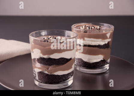 Schokolade Dessert im Glas auf einer Platte Stockfoto
