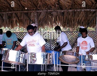 Stahl-Band spielt auf der Grafton Beach Resort Hotel, Tobago, Trinidad und Tobago, Karibik. Stockfoto