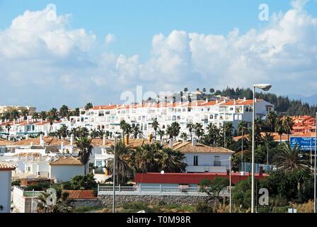 Ansicht der Ferienwohnungen an der Küste, El Faro, Costa del Sol, Andalusien, Spanien, Europa. Stockfoto