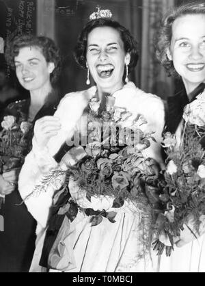 Menschen, Frauen, Schönheitswettbewerben, Miss Germany 1950, Sieger Susanne Erichsen, halbe Länge, Kurhaus Baden-Baden, 2.9.1950, 20, 50s, 50s, Deutschland, Baden-Baden, beauty contest, Schönheitswettbewerbe, Beauty Queen, Schönheitsköniginnen, Schönheit, Schönheit, Schönheit, Belles, stehend, Lachen, Lachen, Freude, Glück, glücklich, Krone, Kronen, Schmuck, Schmuck, Ring, Ohrring, Ohrringe, Ohrringe, Blumen, Blumenstrauß, Blumenstrauss, Sträuße, Rosen, Pelz Stola Stola, Felle, Pelze, Hermelin, Miss, Miss Schleswig-Holstein Schleswig - Holstein, Mannequin, Fa, Additional-Rights - Clearance-Info - Not-Available Stockfoto