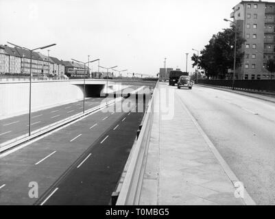 Geographie/Reisen, Deutschland, Berlin, Verkehr/Transport, Straßen, Stadtautobahn, Ausfahrt Hohenzollerndamm, 10.8.1960, Stadtring, Autobahn, Bundes Autobahn B100, B100, Brücke, Brücken, leer, leer, Transport, Transport, Verkehr, Autos, Auto, Volkswagen, VW Käfer, Haus, Hochhaus, Hochhaus, Gebäude, Häuser, Wilmersdorf, Berlin, Mitteleuropa, 60s, 60s, 20. Jahrhundert, Menschen, Straßen, Straße, Autobahn, Autobahnen, Exit, Notausgänge, historischen, geschichtlichen, Additional-Rights - Clearance-Info - Not-Available Stockfoto