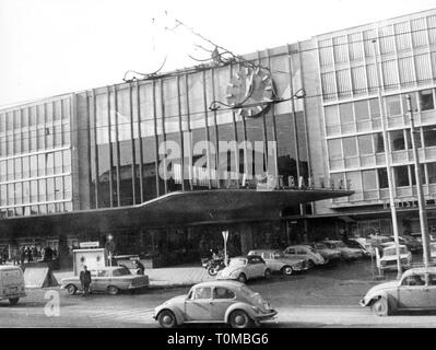 Geographie/Reisen, Deutschland, Bayern, München, Gebäude, Hauptbahnhof, Haupthalle, von Franz Hart, 1960, Außenansicht, 1970, des 20. Jahrhunderts gebaut, 1970, s, 70 s, Station Square, Fassade, Fassaden, Wecker, Uhren, Parkplatz, Parkplätze, Parkplätze, Garagen, Parkplatz, Park, Autos, Auto, VW Käfer, Mercedes, Parkplatz, Oberbayern, Bayern, Bayern, Süddeutschland, im Süden von Deutschland, Deutschland, Mitteleuropa, Europa, Bahnhof, Eisenbahn, Bahnhof, Bahnhöfe, Bahnhöfe, Bahnhof sta, Additional-Rights - Clearance-Info - Not-Available Stockfoto