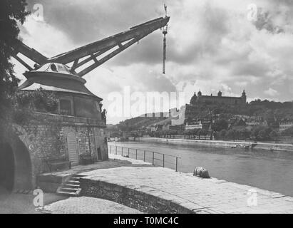 Geographie/Reisen, Deutschland, Würzburg, Gebäude, Alter Kranen, mit Blick auf die Festung Marienberg, 1950, Additional-Rights - Clearance-Info - Not-Available Stockfoto