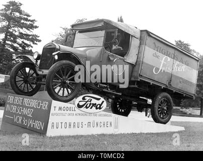 Transport/Verkehr, Autos, Fahrzeug Varianten, Ford Model TT 1919, Lieferwagen der Migros-Genossenschaft, Zürich, Schweiz, von Autohaus München, 1955, Migros, Kooperativen, Begleitung, Unternehmen, Geschäft, Unternehmen, Unternehmen, Unternehmen, Unternehmen, Firmen, Handel, Denkmal, Denkmäler, LKW, Nutzfahrzeuge, Lkw, Transporter, Transporter, T-Modell, Tin Lizzie, 1950 positioniert s, 50 s, 20. Jahrhundert, Verkehr, Verkehrsmittel, Autos, Pkw, Lieferwagen, Lkw, Position, Positionierung, historischen, histor, Additional-Rights - Clearance-Info - Not-Available Stockfoto