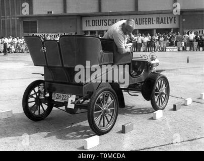 Transport/Verkehr, Autos, Fahrzeugvarianten, Ford Modell A 1903, Ansicht von rechts hinter, Geschicklichkeit testen während des 11 Deutschen Schnauferl-Rallye, West Berlin, 1965, Rally, Messing, Messing Autos, Veteran, Tierarzt, Veteranen, Test, Tests, Geschick, Treiber, Treiber, Pkw, auto, kfz, Pkw, Auto, Autos, Autos, Autos, Pkw, Fahrzeug, Fahrzeuge, Phaeton, Deutschland, 60s, 60s, 20. Jahrhundert, Publikum, Zuschauer, Leute, Mann, Männer, männlich, Verkehr, Verkehrsmittel, Autos, Auto, Aussicht, Ausblick, historischen, geschichtlichen, Additional-Rights - Clearance-Info - Not-Available Stockfoto
