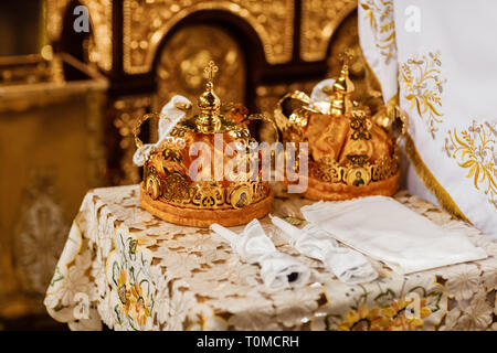 Hochzeit Kronen. Hochzeit Krone in der Kirche zur Trauung. Bis zu schließen. Stockfoto