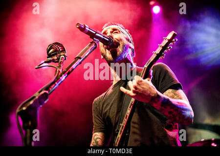 Norwegen, Oslo - März 17., 2019. Die US-amerikanische Rockband Godsmack führt ein Live Konzert in Oslo Spektrum in Oslo. Hier Sänger und Gitarrist Sully Erna ist live auf der Bühne gesehen. (Foto: Gonzales Foto - Terje Dokken). Stockfoto