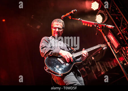 Norwegen, Oslo - März 17., 2019. Die US-amerikanische Rockband Godsmack führt ein Live Konzert in Oslo Spektrum in Oslo. Hier Gitarrist Tony Rombola wird gesehen, live auf der Bühne. (Foto: Gonzales Foto - Terje Dokken). Stockfoto