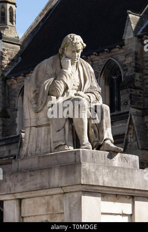 Eine Statue von Samuel Johnson im Marktplatz, Lichfield, Staffordshire, Großbritannien. Stockfoto