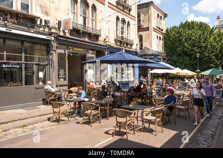 Leute draußen genießen Sie sonnige Wetter und Kaffee sitzen, boyces Ave, Bristol, Großbritannien Stockfoto