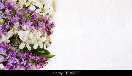 Lila und Spring Blossom Flowers Arrangement auf dem Tisch Stockfoto