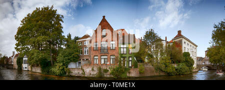 Alte gemauerte Häuser in Brügge (Brugge), Belgien. Brügge ist durch seine erstaunliche Kanäle unterschieden, die Sie per Boot, gepflasterten Gassen und mittelalterlichen Gebäuden besuchen können. Es ist faszinierend, Architektur hat einen mittelalterlichen gotischen Beschwerde Stockfoto