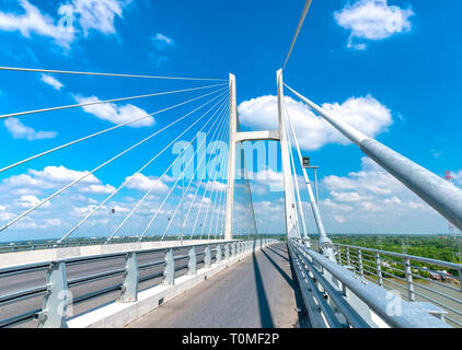 Verkehr auf Cao Lanh bridge Kabel waren auf dem Mekong River am Morgen verbindet die Stadt Cao Lanh und Lap Vo Bezirk Stockfoto