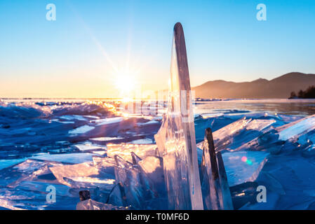 Eisbrocken und Eisskulpturen bei Sonnenuntergang am Baikalsee, Sibirien, Russland Stockfoto