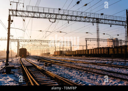 Eisenbahn bei Sonnenaufgang im Winter, Sibirien, Russland Stockfoto