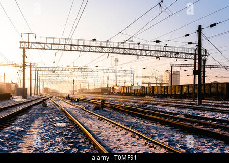 Eisenbahn bei Sonnenaufgang im Winter, Sibirien, Russland Stockfoto