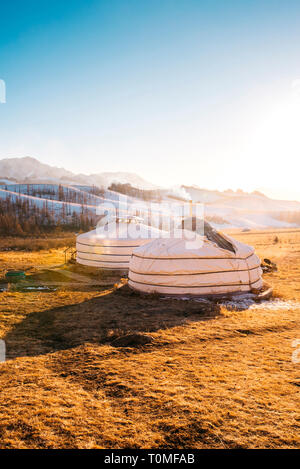 Jurten bei Sonnenuntergang in der Mongolischen Schweiz, Mongolei Stockfoto