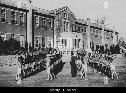 Studenten der Tongyeong Grundschule üben Kendo als einer der militärischen Ausbildung, Gyeongnam Provinz, 1942, Privatsammlung Stockfoto