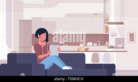 Frau hören Audio Buch über Kopfhörer brünette Mädchen mit Tablet sitzen auf der Couch moderne Küche zu Hause innere weibliche Figur in voller Länge Stock Vektor