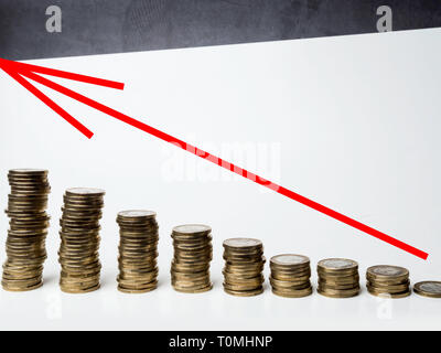 Stapel von Münzen mit roter Pfeil oben abnimmt, steigt der Aktienindex Stockfoto