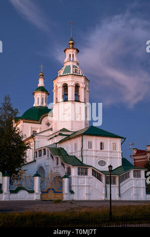 Der Blick auf die wunderschöne Barockkirche St. Michael der Erzengel im Licht der untergehenden Sonne. Tobolsk. Russland Stockfoto