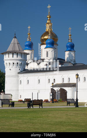 Der Blick auf Fünf-gewölbte St Sophia-Assumption Kathedrale hinter der Sitzecke Innenhof in Tobolsker Kreml. Tobolsk. Gebiet Tjumen. Russland Stockfoto