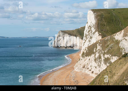 Blick auf Durdle Door Strand an einem sonnigen Tag Stockfoto