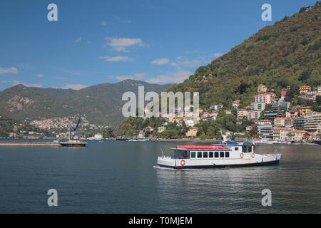 Como, Italien - 26.September 2018: Sportboote auf See in den Bergen Stockfoto