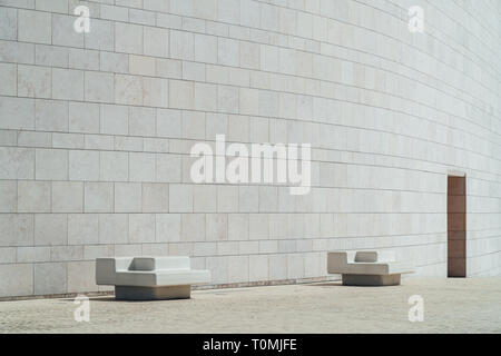 Lissabon, Portugal - 25. AUGUST 2017: moderner Minimal Architektur der Mauer Stein Stuhl als Sitzbank verwendet werden Stockfoto