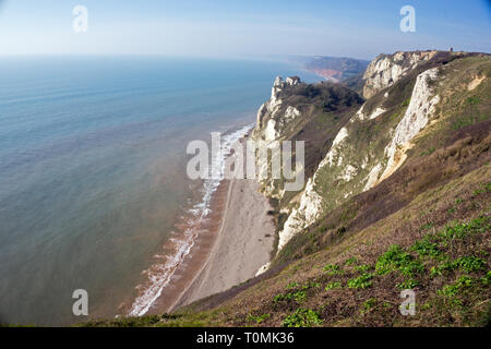 Malerischer Blick auf Jurassic Coast Kreidefelsen und Strand, Bier, East Devon Coast, England Stockfoto