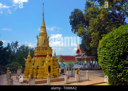 Goldenen Chedi, Pagode in Rot Tempel, Wat Ratchathammaram oder Wat Sila Ngu Tempel, Koh Samui, Surat Thani, Golf von Thailand, Thailand Stockfoto