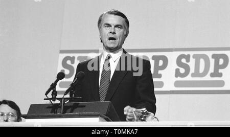 SDP-Führer Dr David Owen am Ende der SDP-Konferenz in Harrogate. Stockfoto