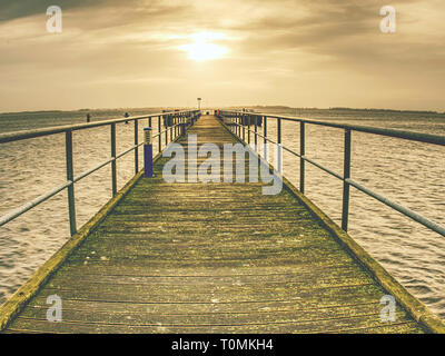 Meer, Sonne Tageslicht Entspannung Landschaft und hölzerne Brücke anzeigen Stockfoto
