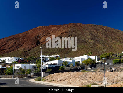 Montana Roja, Roter Vulkan, Playa Blanca, Lanzarote, Kanarische Inseln, Spanien. Stockfoto