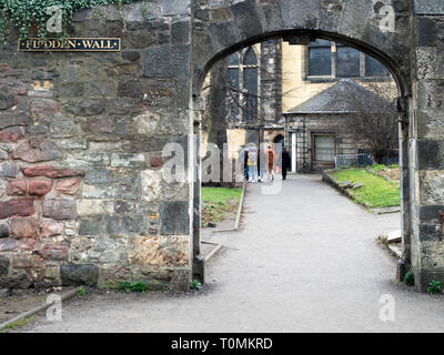 Arch durch die Wand in Flodden Greyfriars Kirkyard in der Altstadt in Edinburgh, Schottland Stockfoto